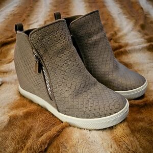 Torrid Perforated Wedge Sneaker Womens Sz 8.5W Taupe Faux Suede Side Zip Closure